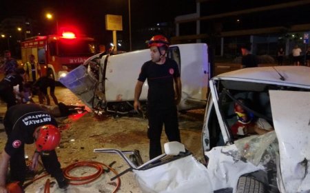 Antalya'da Korkunç Kaza: Hurdaya Dönen Otomobillerden 4 Yaralı Çıktı