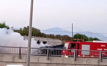 Antalya'nın Serik İlçesinde Tur Minibüsü Yanarak Hasar Gördü