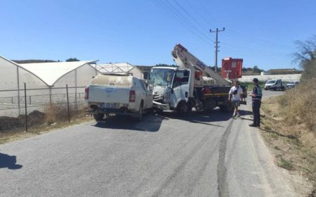 Manavgat'ta Kamyon ile Otomobil Kafa Kafaya Çarpıştı: 3 Yaralı