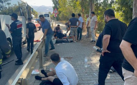 Alanya'da Feci Kaza: Tur Otobüsü ve Midibüs Çarpıştı, 15 Yaralı