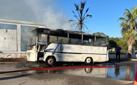Serik'te Otel Servisi Midibüsü Alev Aldı, Kullanılamaz Hale Geldi