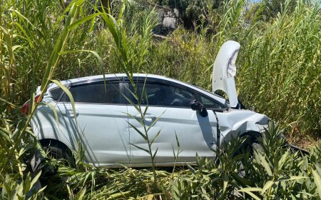 Serik'te Kaza: Bariyerlere Çarpan Otomobil Şarampole Yuvarlandı