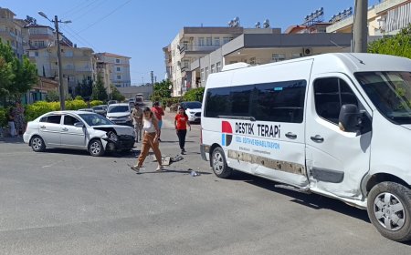 Manavgat'ta Trafik Kazası: Okul Servisi ile Otomobil Çarpıştı, 2 Yaralı