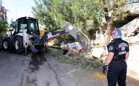 Kepez'de 'Çöp Ev' Temizlendi: İki Kamyon Dolusu Atık Çıkarıldı