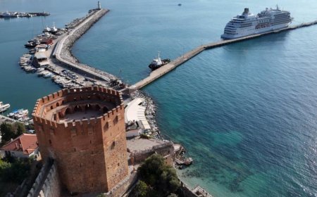 Alanya İskelesinde Hareketlilik: 800 Kişilik Kruvaziyer Yolcu Gemisi Limana Yanaştı.