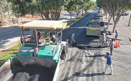 Konyaaltı Uncalı Caddesi Yenileniyor: Deformasyon Giderildi, Yol Sıcak Asfaltla Kaplanıyor.