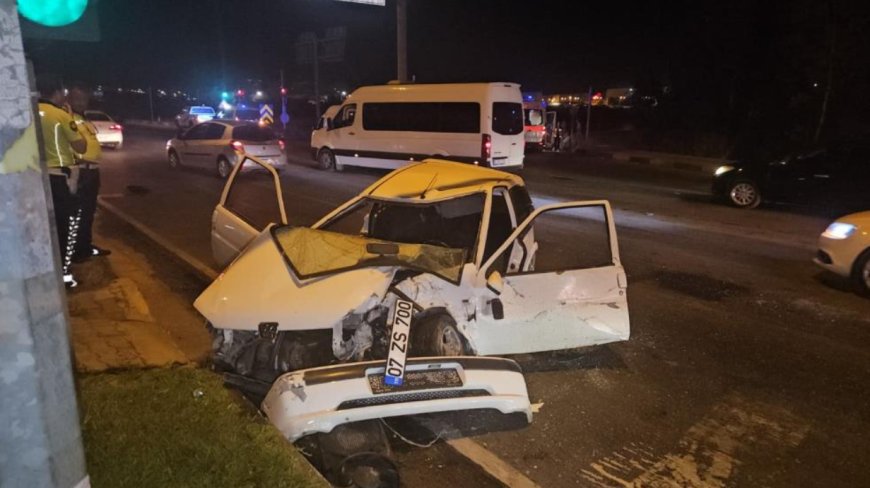 Konyaaltı'nda Korkutan Kaza: Otomobil Hafif Ticari Araca Çarptı, 4 Kişi Yaralandı