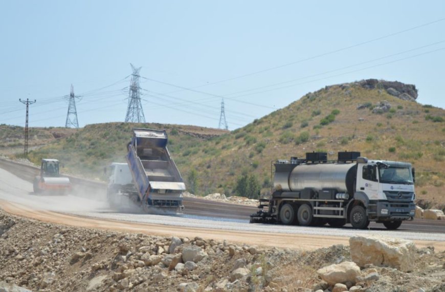 Kırsal Hizmetler Harekete Geçti: Manavgat'ta D-400 Bağlantı Yolu Asfaltlanıyor