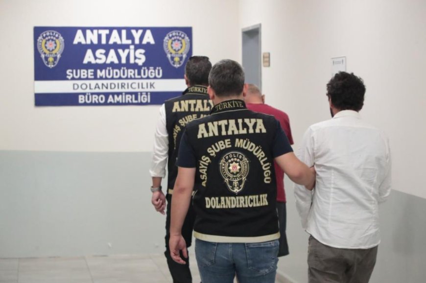 Antalya'da Kuyumcuya Sahte Altın Satan 2 Şahıs Yakalandı