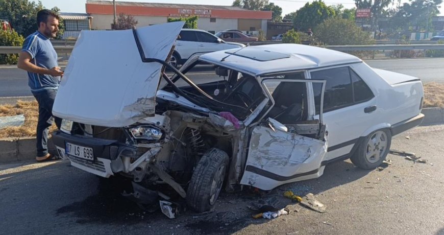 Manavgat'ta Kaza: Ters Yönden Gelen Otomobil Hurdaya Döndü, 2 Yaralı