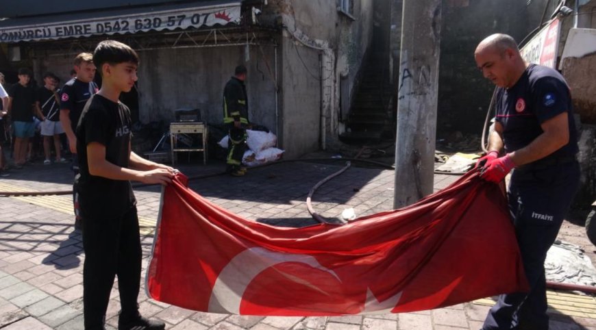 Kıbrıs Gazisi Yanan Evinin Başında: Türk Bayrağını Teslim Aldı