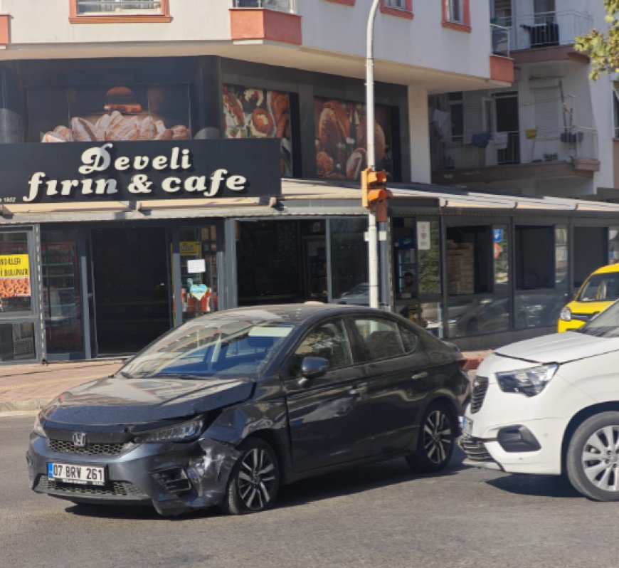 Antalya'da Kırmızı Işık İhlali Trafik Kazasıyla Sonuçlandı