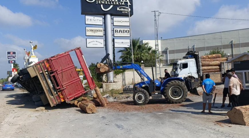Manavgat'ta Lastiği Patlayan Kamyon Yan Yattı