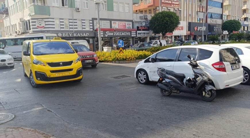 Manavgat'ta Trafik Kazası: Motosiklet Önce Taksiye Sonra Otomobile Çarptı