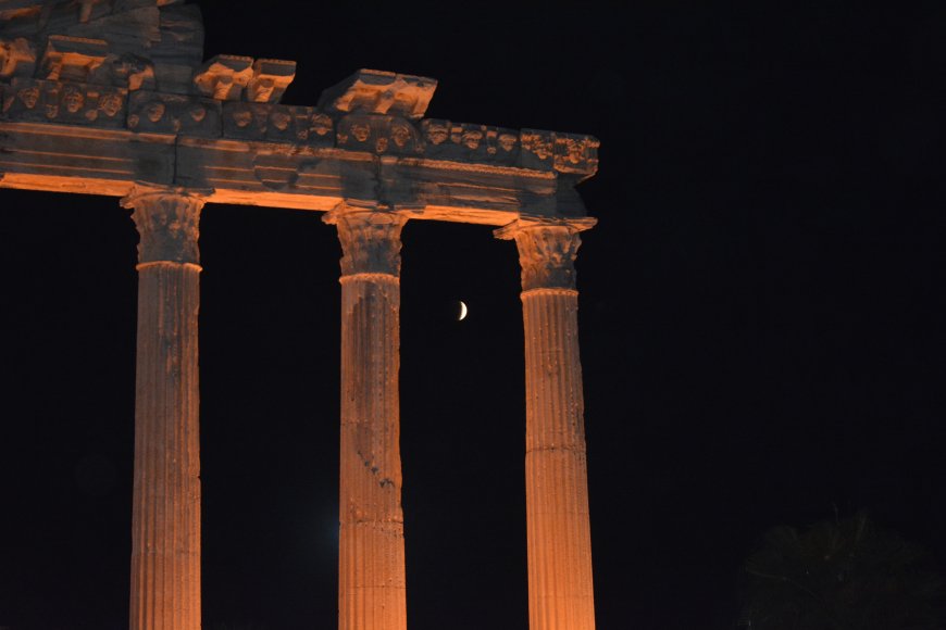 ANTALYA'nın Manavgat ilçesinde turistler, kanlı ay tutulmasını Apollon Tapınağı manzarası eşliğinde izlendi