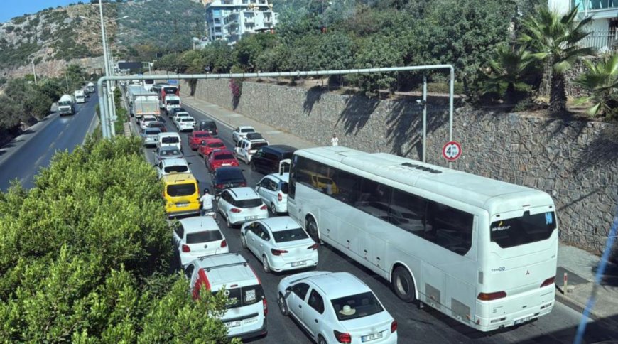 Alanya’da Zincirleme Kaza: 8 Araç Birbirine Girdi, 10 Yaralı