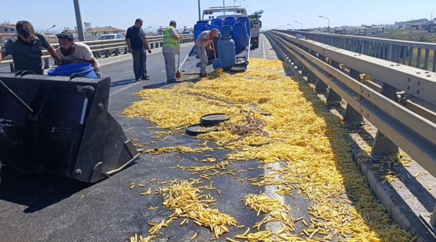 Alanya-Antalya Yolunda Kaza: Kilolarca Patates Yola Saçıldı