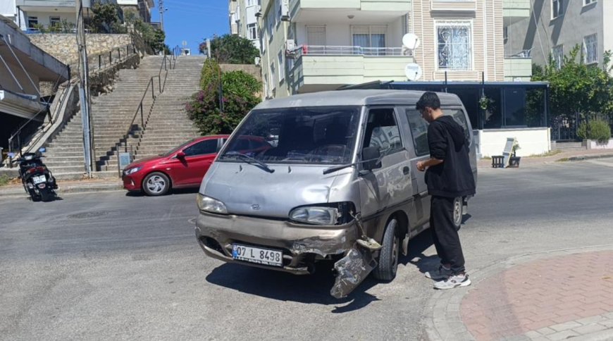 Manavgat'ta Kamyonetle Motosiklet Çarpıştı: Sürücü Yaralandı