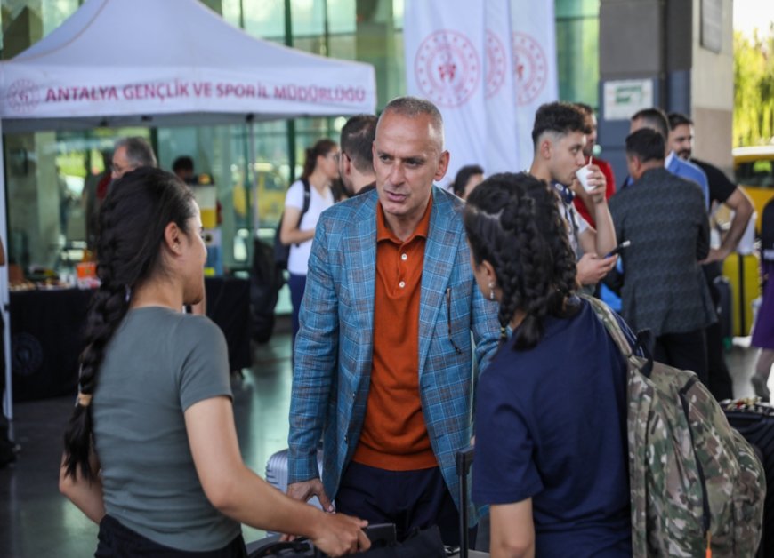 Antalya'ya Gelen Üniversitelileri Otogar ve Havalimanında Karşılama Hizmeti Başladı