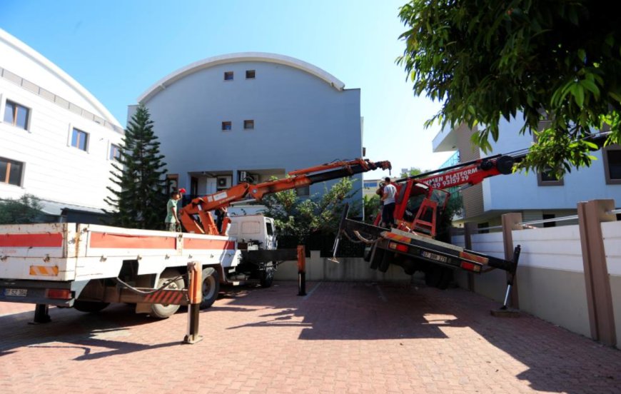 Ağaç Budarken Hayatı Tehlikeye Girdi: Yan Yatan Vinçten İtfaiye Kurtardı