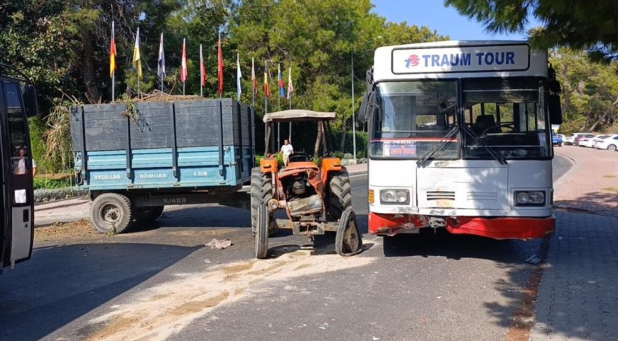 Antalya'da Turist Otobüsü Kazası: Bir Turist ve Traktör Sürücüsü Yaralandı