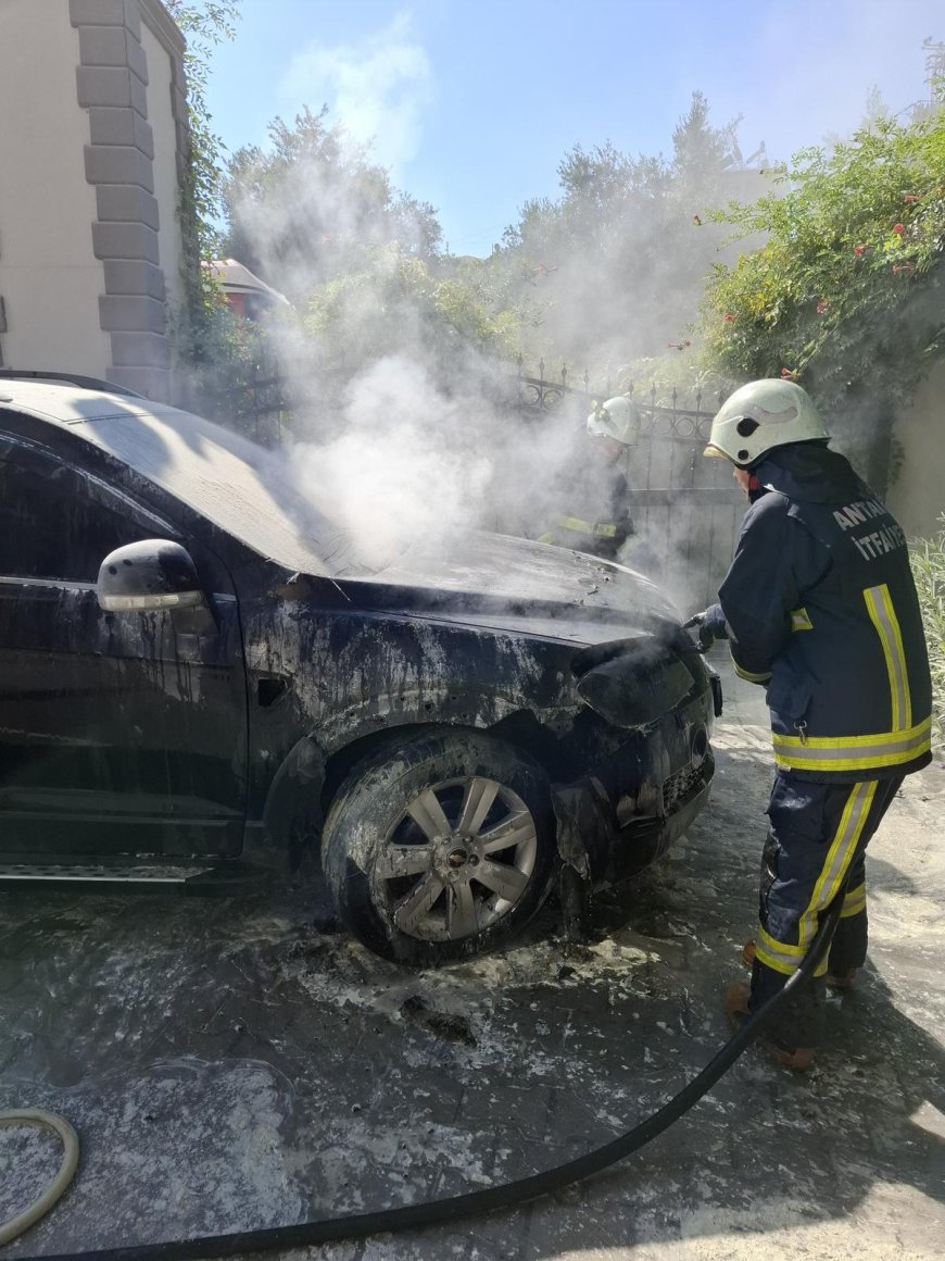 ANTALYA’nın Alanya ilçesinde park halindeki araç çıkan yangında hasar gördü.
