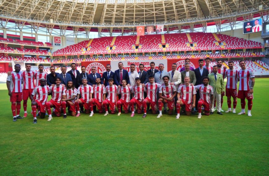 Antalyaspor Sezona Merhaba Dedi: Yeni Oyuncular Taraftarla Buluştu