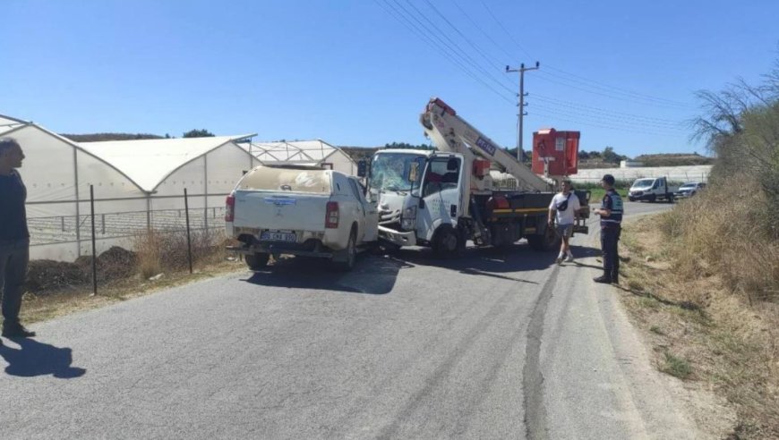Manavgat'ta Kamyon ile Otomobil Kafa Kafaya Çarpıştı: 3 Yaralı