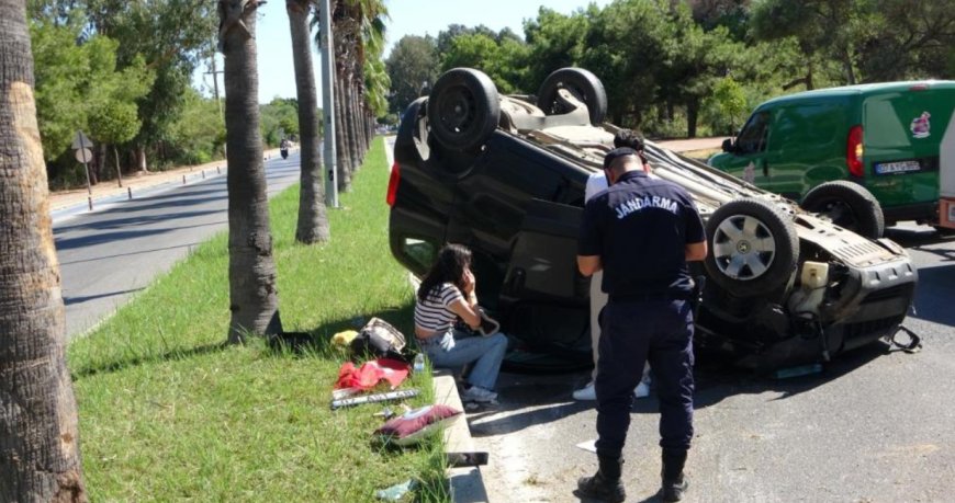 Manavgat'ta Feci Kaza: Palmiyeye Çarpan Hafif Ticari Araç Takla Attı, 2 Yaralı