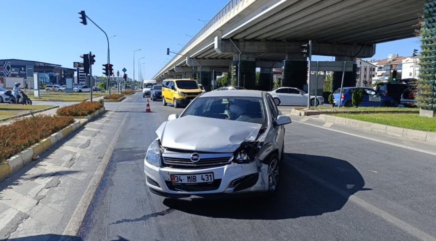 Manavgat'ta Kırmızı Işık İhlali Kazaya Neden Oldu: 1 Yaralı