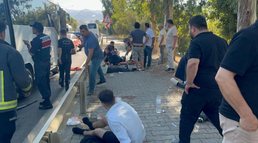 Alanya'da Feci Kaza: Tur Otobüsü ve Midibüs Çarpıştı, 15 Yaralı