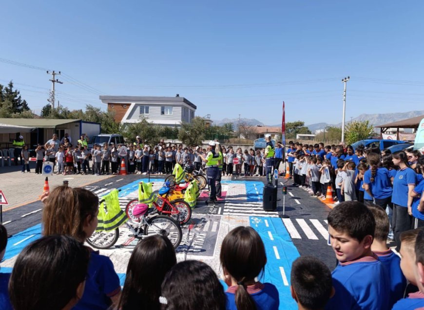 Antalya Jandarmasından Çocuklara "Trafikte Parlayan Yıldızlar" Eğitimi