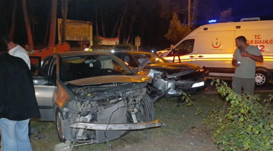 Manavgat'ta Feci Kaza: Kavşakta Çarpışan Otomobillerde 6 Kişi Yaralandı
