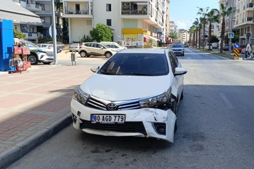 Manavgat'ta Otomobil-Motosiklet Kazası: 1 Yaralı.