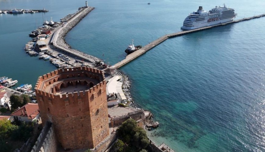 Alanya İskelesinde Hareketlilik: 800 Kişilik Kruvaziyer Yolcu Gemisi Limana Yanaştı.