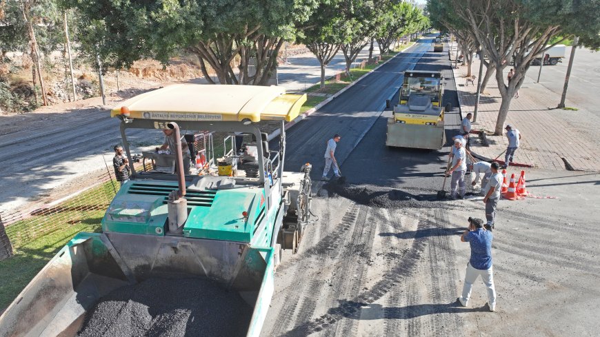 Konyaaltı Uncalı Caddesi Yenileniyor: Deformasyon Giderildi, Yol Sıcak Asfaltla Kaplanıyor.
