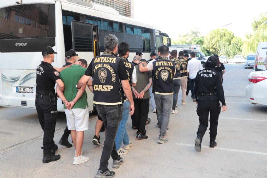 Antalya Merkezli Operasyon: 7 Şüpheli Yakalandı, 2 Tabanca ve Çok Sayıda Fişek Ele Geçirildi.