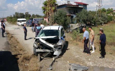 Manavgat'ta Kuzenlerin Araçları Çarpıştı: 1 Yaralı.