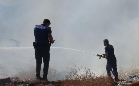 Antalya'da Otluk Alanda Yangın: Evlere Sıçramadan Söndürüldü.