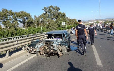 Manavgat'ta Bariyerlere Çarpan Otomobil Hurdaya Döndü.