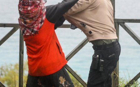 Falezlerde Mahsur Kalan Kadın, İtfaiyenin Halatıyla Kurtarıldıktan Sonra Gazetecilere Saldırdı.