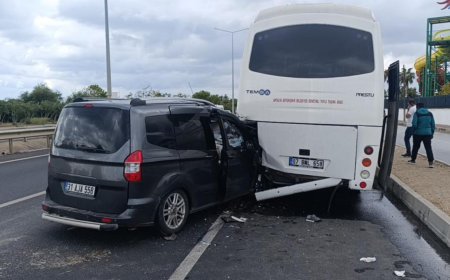 Manavgat'ta Yolcu Midibüsüne Çarpan Araçta 2 Kişi Yaralandı.