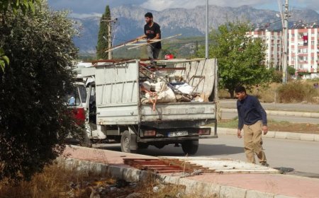 Kepez'de 'Çöp Ev' Operasyonu: 8 Farklı Adresten 30 Kamyon Atık Temizlendi