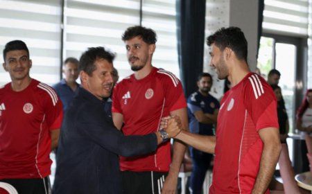 Antalyaspor'da Beklenmedik Ayrılık: Teknik Direktör Emre Belözoğlu İle Yollar Ayrıldı.