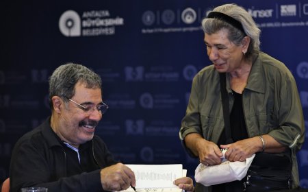 15. Antalya Kitap Fuarı'nda Yoğun İlgi: Ahmet Ümit İmza Gününe Akın Ettiler.