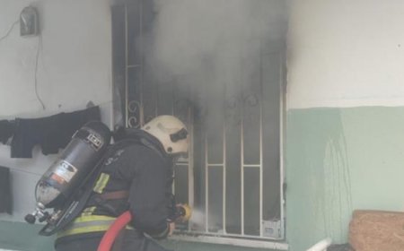 Alanya'da Dumanlar Yükseldi: Yangın Kontrol Altına Alındı, Hasarın Boyutu Araştırılıyor.