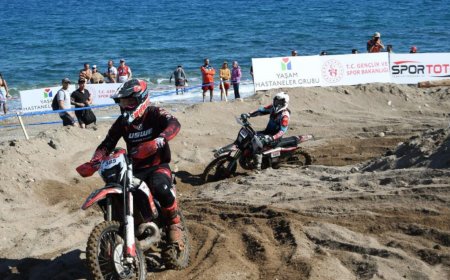 Kemer Plajında Adrenalin Dorukta: Kum, Kaya ve Kütüklerle Dolu Parkurda Zorlu Mücadele.