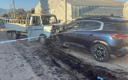 Antalya Serik'te Otomobil ile Kamyonet Çarpıştı: Feci Kazada 3 Kişi Yaralandı.