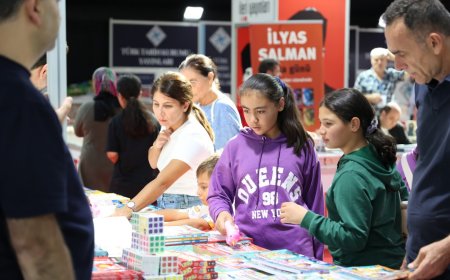 Antalya Kitap Fuarı'nda Hafta Sonu Ziyaretçi Akını: Kitapseverler Uzun Kuyruklar Oluşturdu.