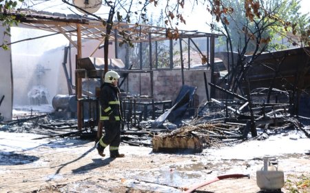 Tekirova'da Korkutan Yangın: Restorandan Çıkan Alevler Kamyona Sıçradı, Felaket Son Anda Önlenildi.